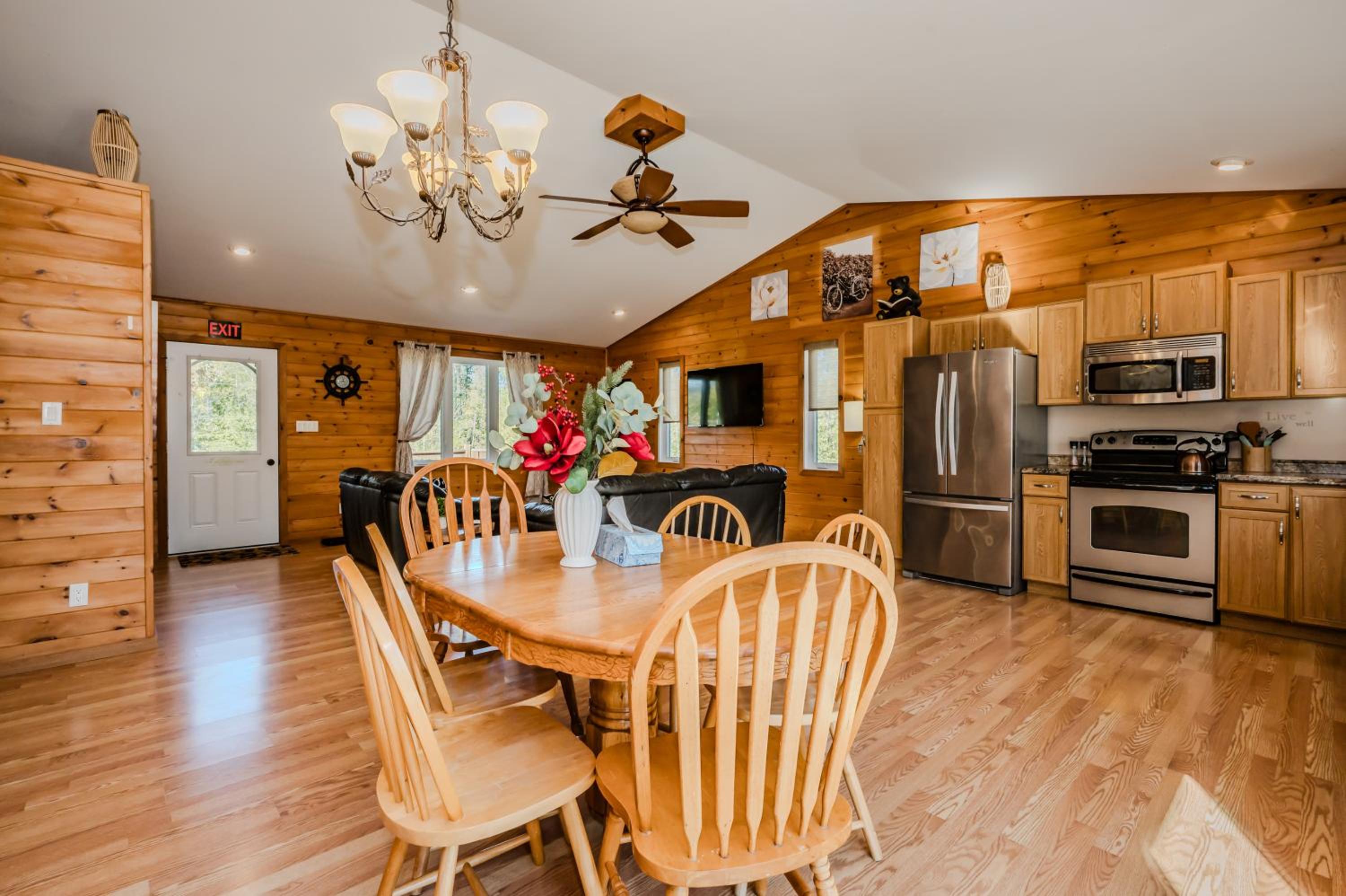 Black Bear - Cozy 4-Season Cottage w Hot Tub