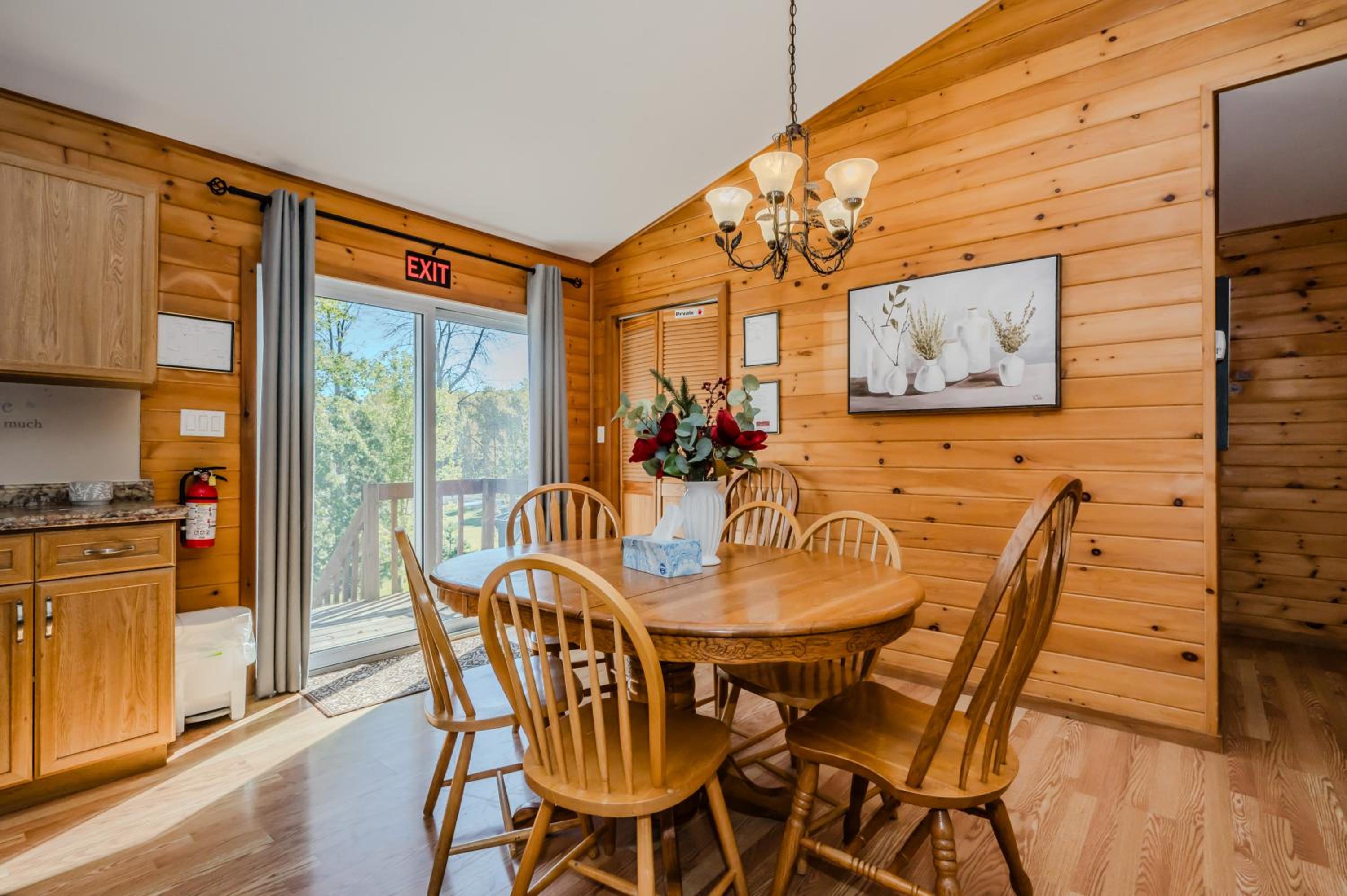 Black Bear - Cozy 4-Season Cottage w Hot Tub