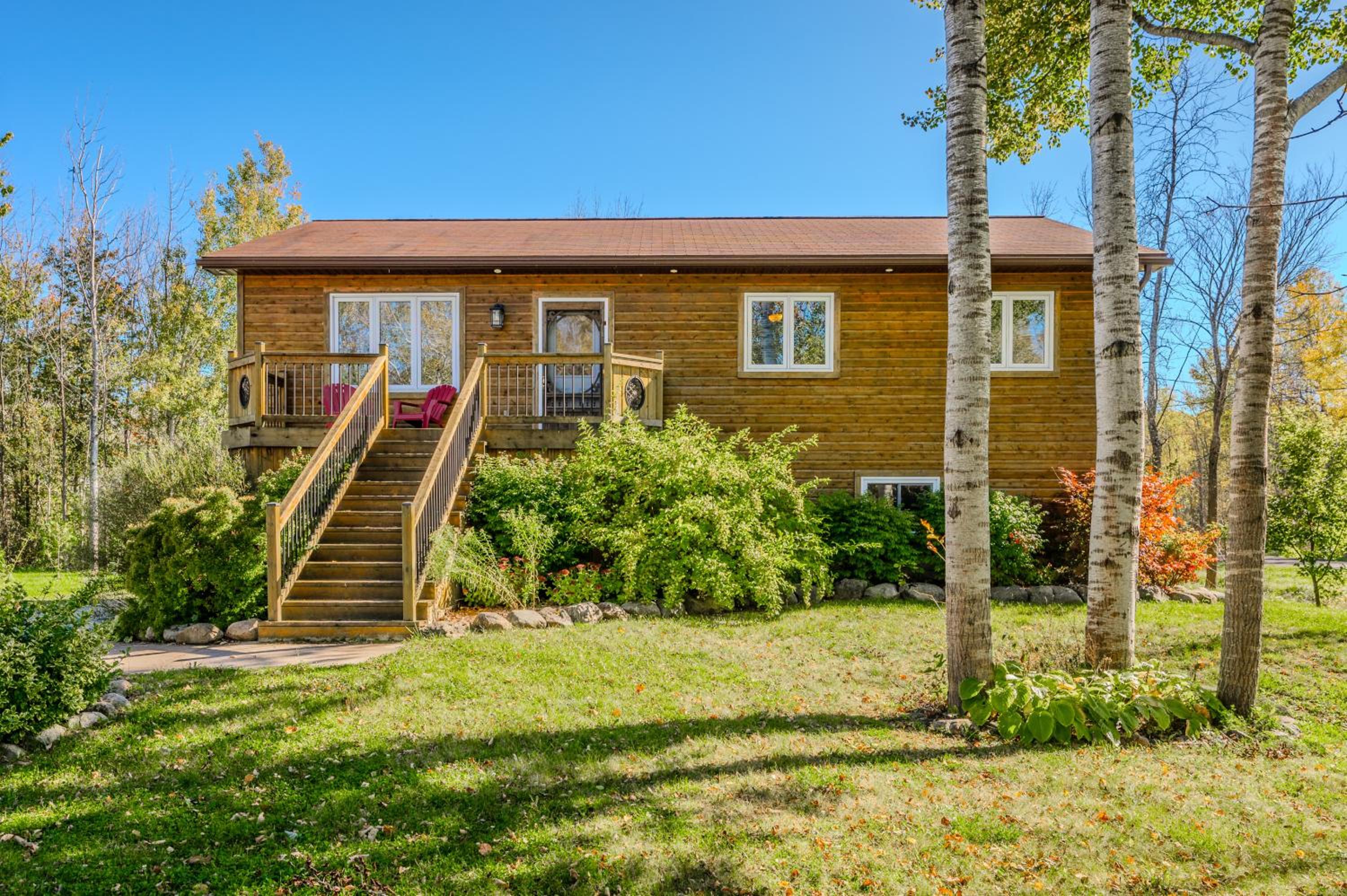Black Bear - Cozy 4-Season Cottage w Hot Tub