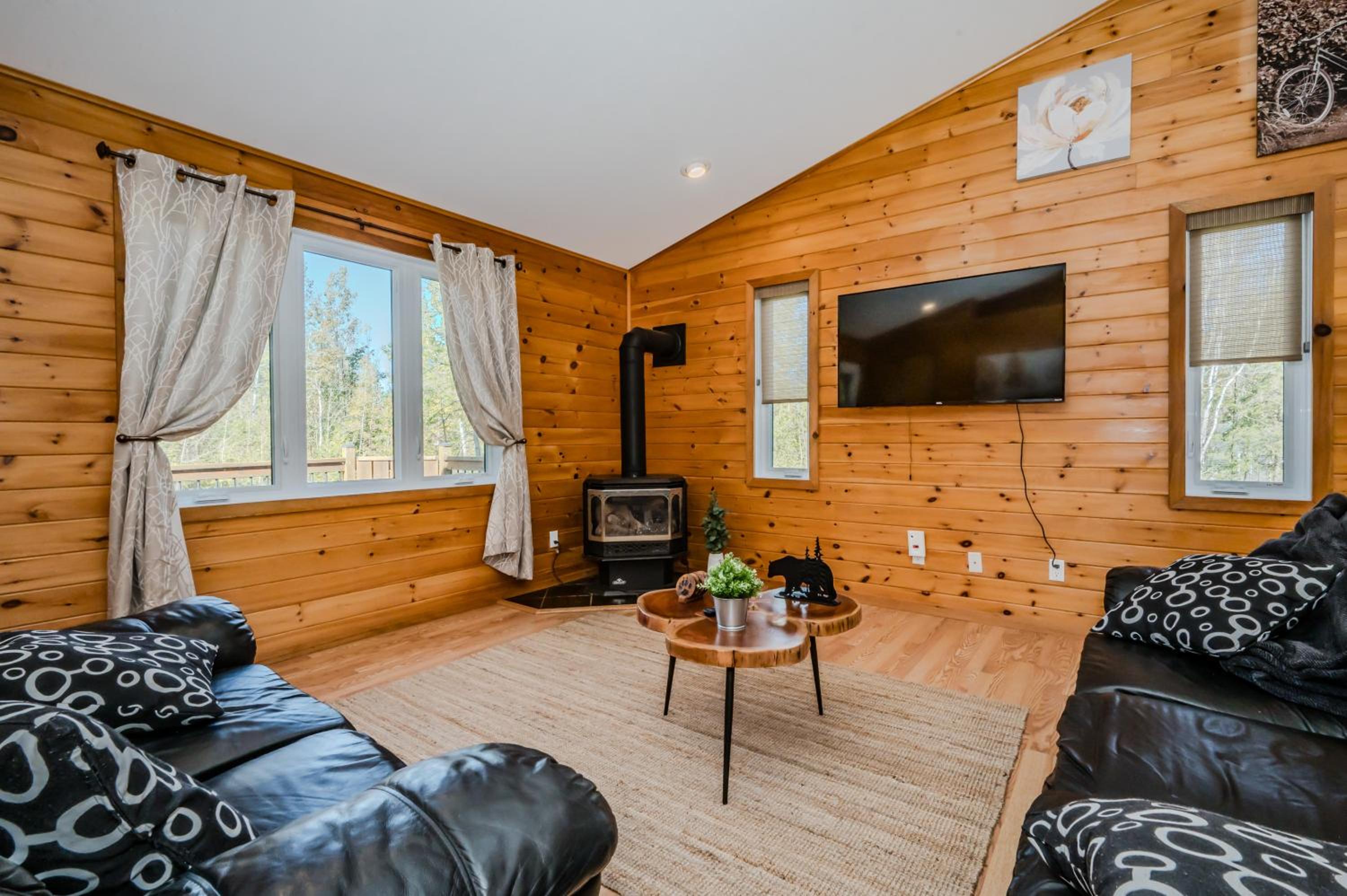 Black Bear - Cozy 4-Season Cottage w Hot Tub