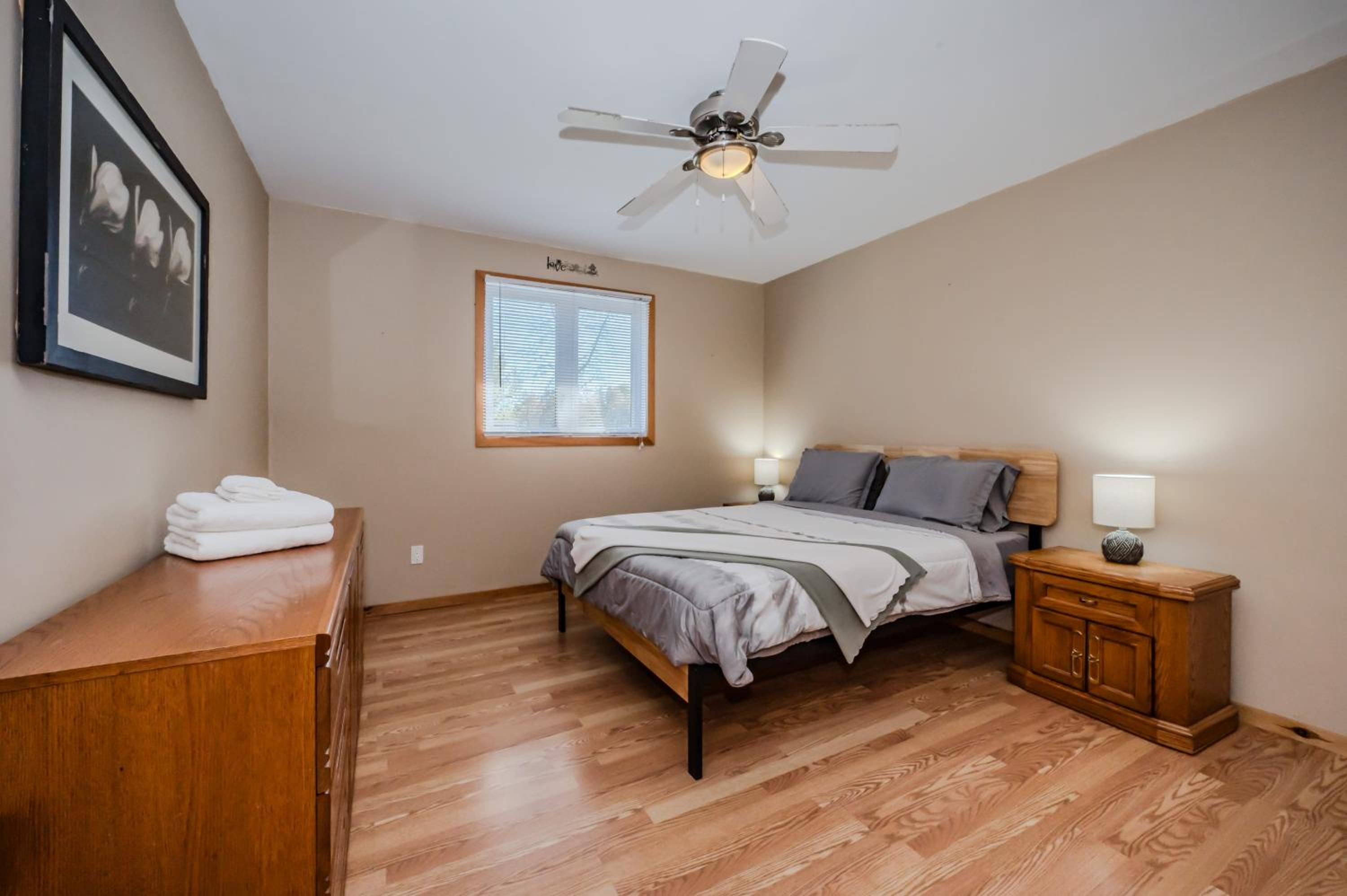 Black Bear - Cozy 4-Season Cottage w Hot Tub