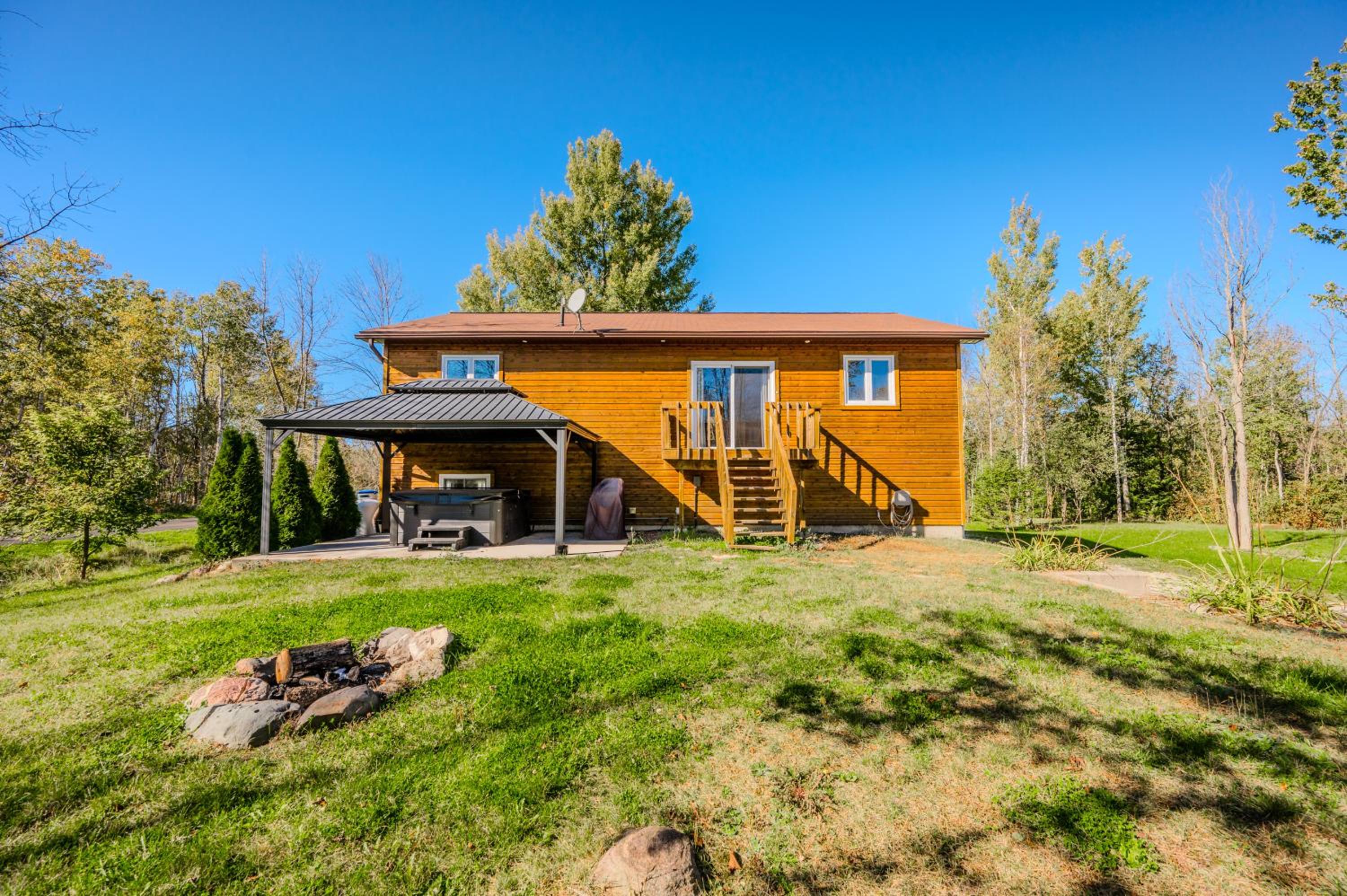 Black Bear - Cozy 4-Season Cottage w Hot Tub