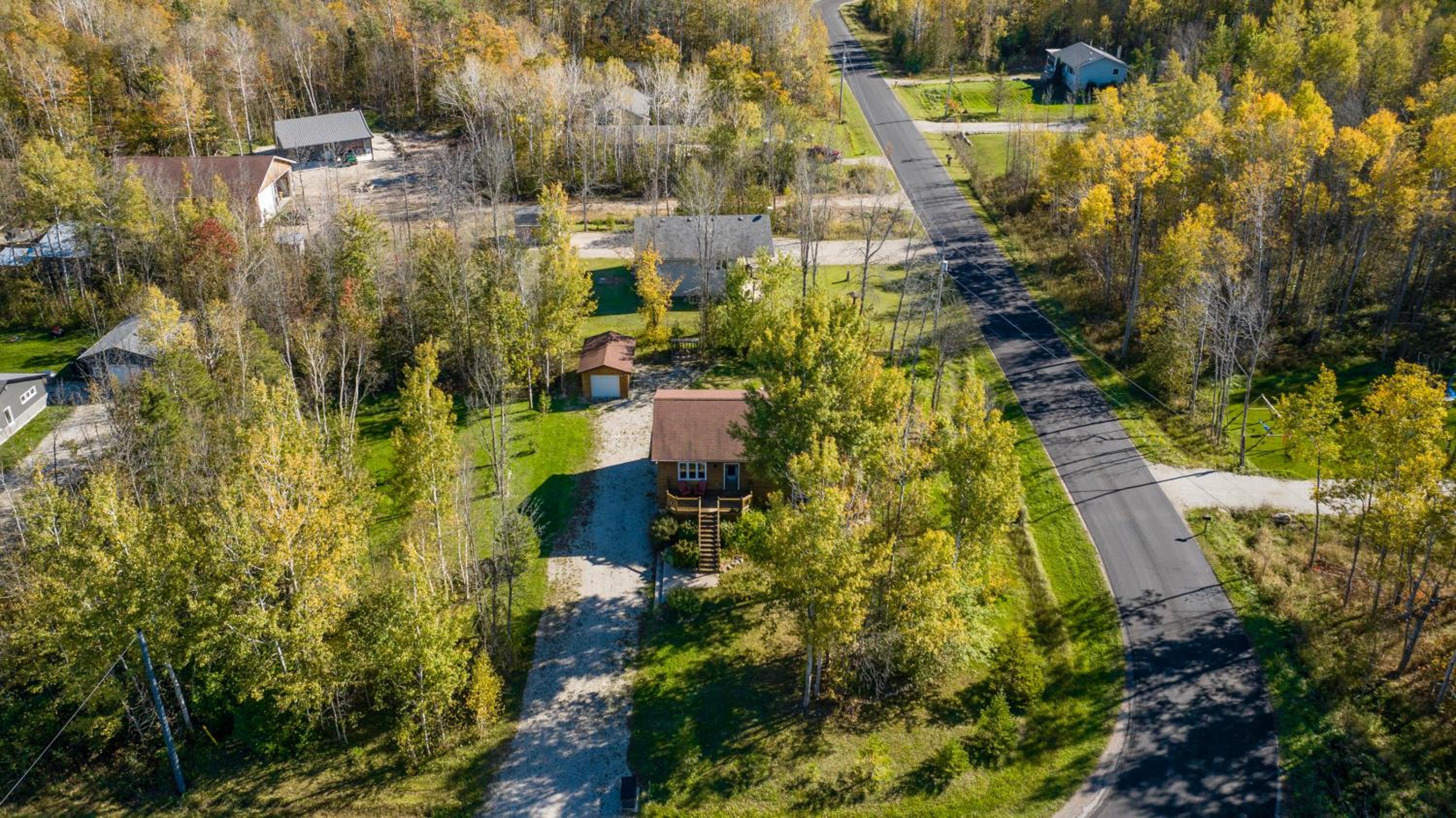 Black Bear - Cozy 4-Season Cottage w Hot Tub