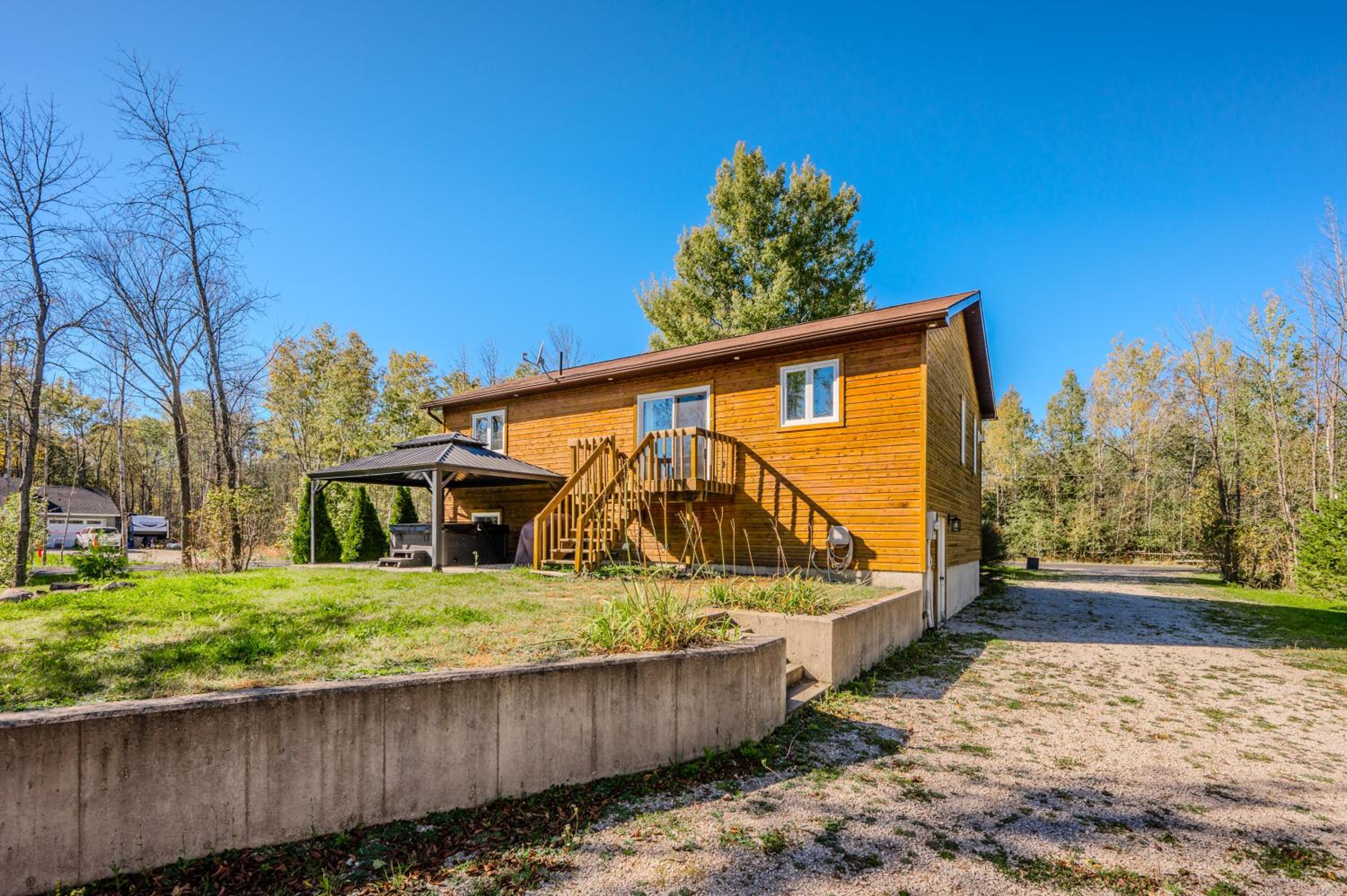 Black Bear - Cozy 4-Season Cottage w Hot Tub