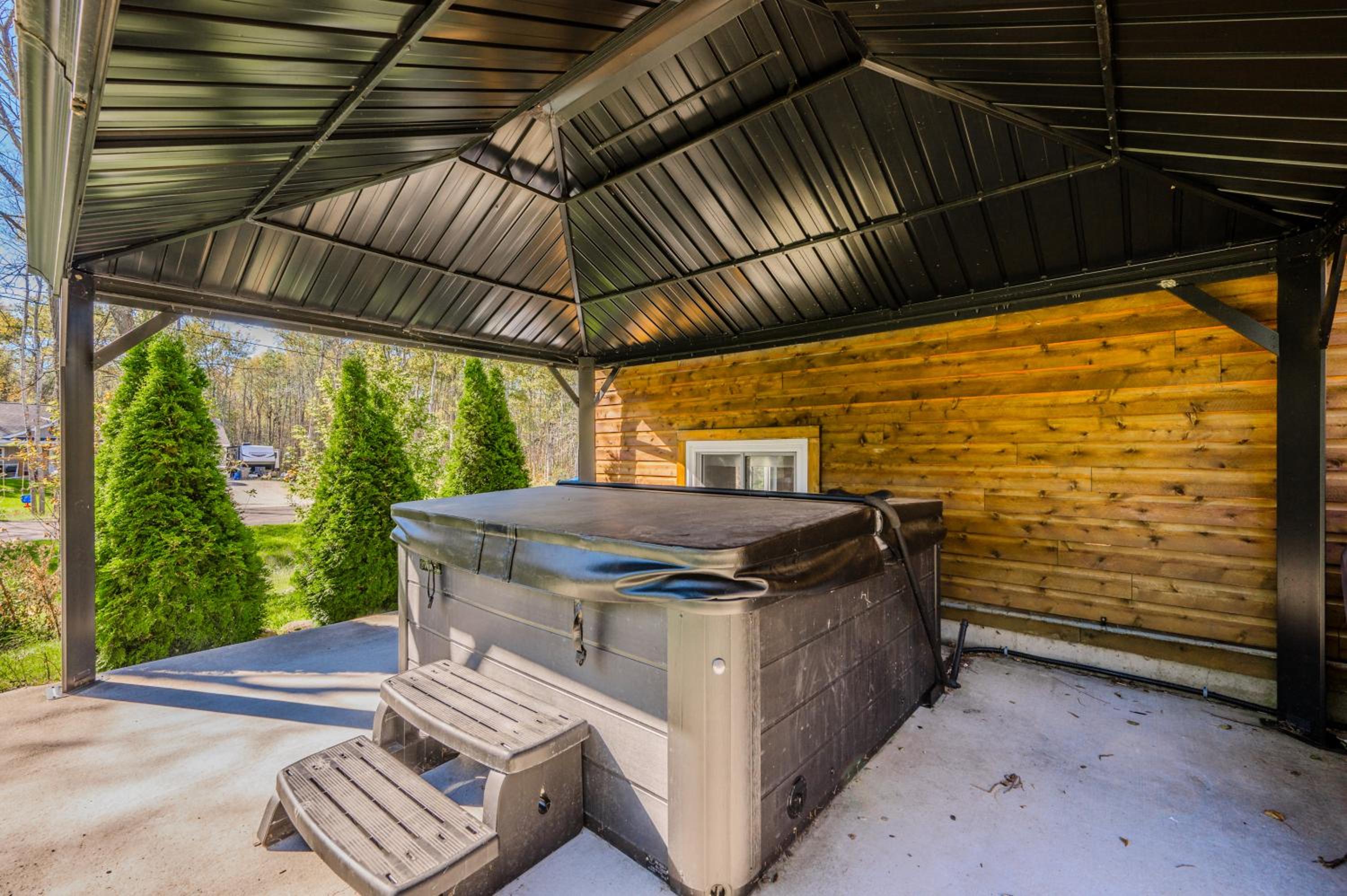 Black Bear - Cozy 4-Season Cottage w Hot Tub