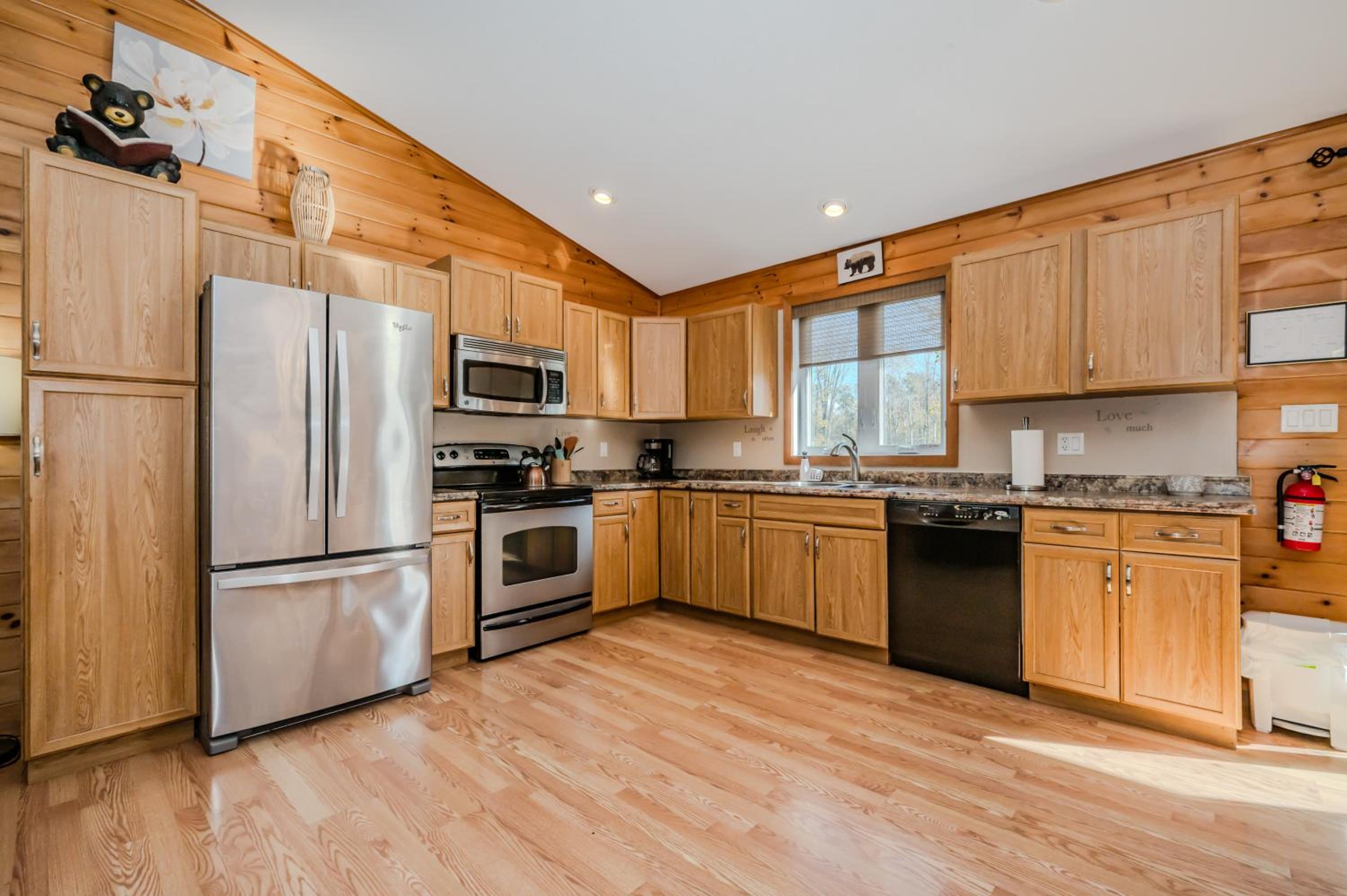 Black Bear - Cozy 4-Season Cottage w Hot Tub