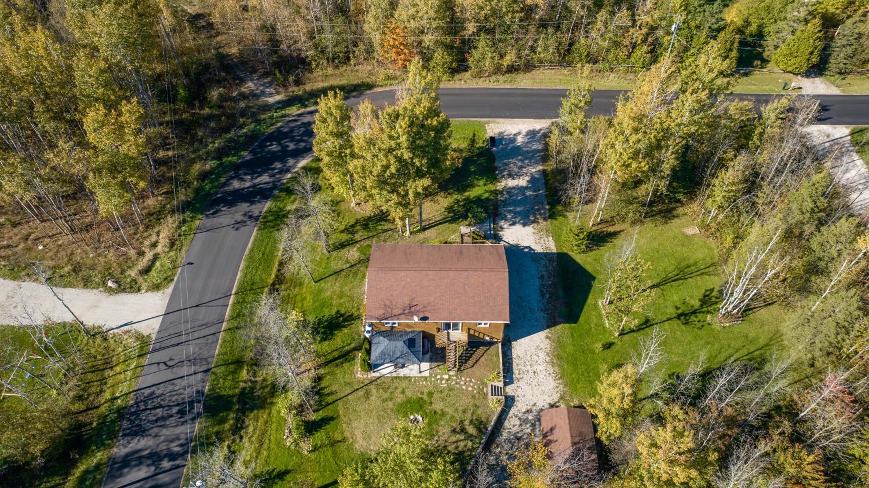 Black Bear - Cozy 4-Season Cottage w Hot Tub