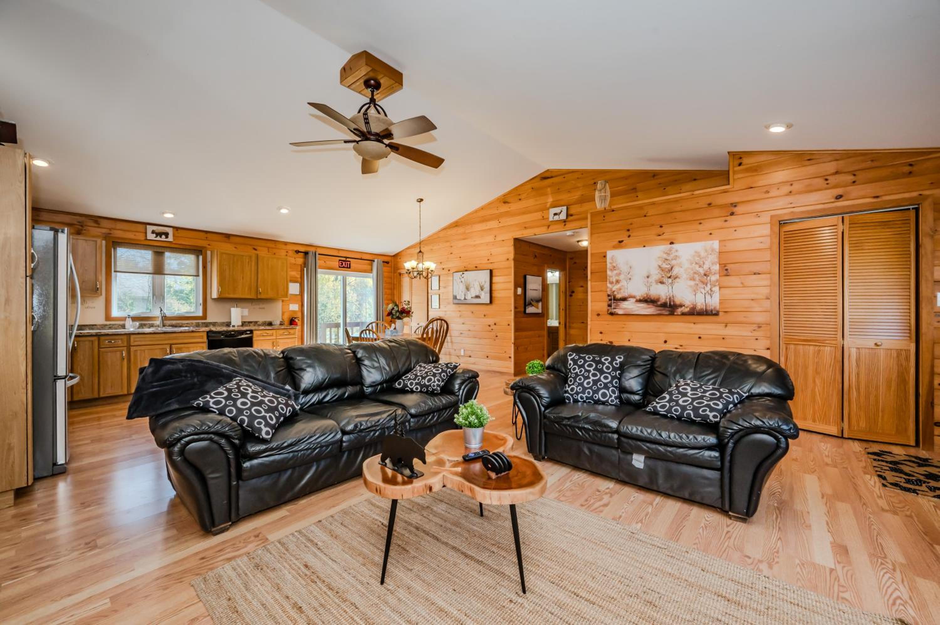 Black Bear - Cozy 4-Season Cottage w Hot Tub