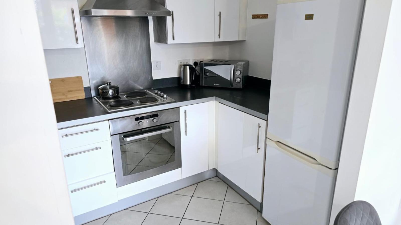 Luxury Green 1 Bed City Centre Apartment close to Mailbox,Bullring, Broad Street for Leisure and Families view 3