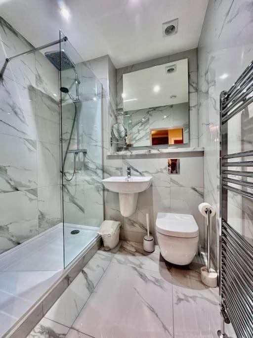 Spectacular 2 bed, 2 bath in Edinburgh City Centre view 2