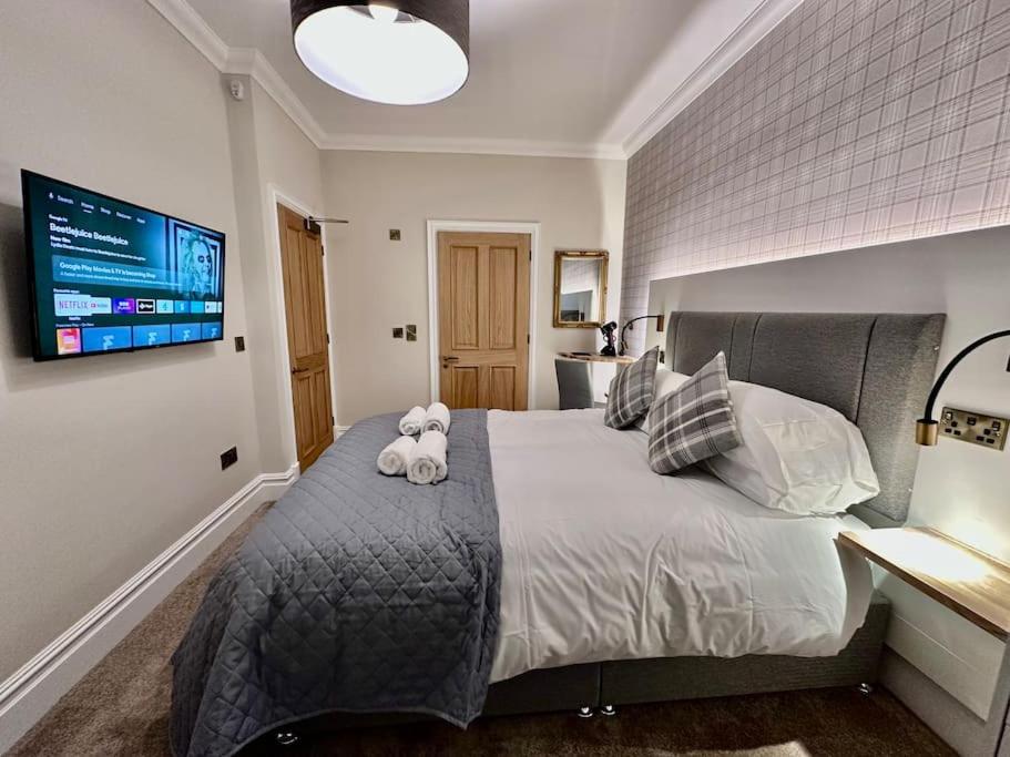 Spectacular 2 bed, 2 bath in Edinburgh City Centre view 3