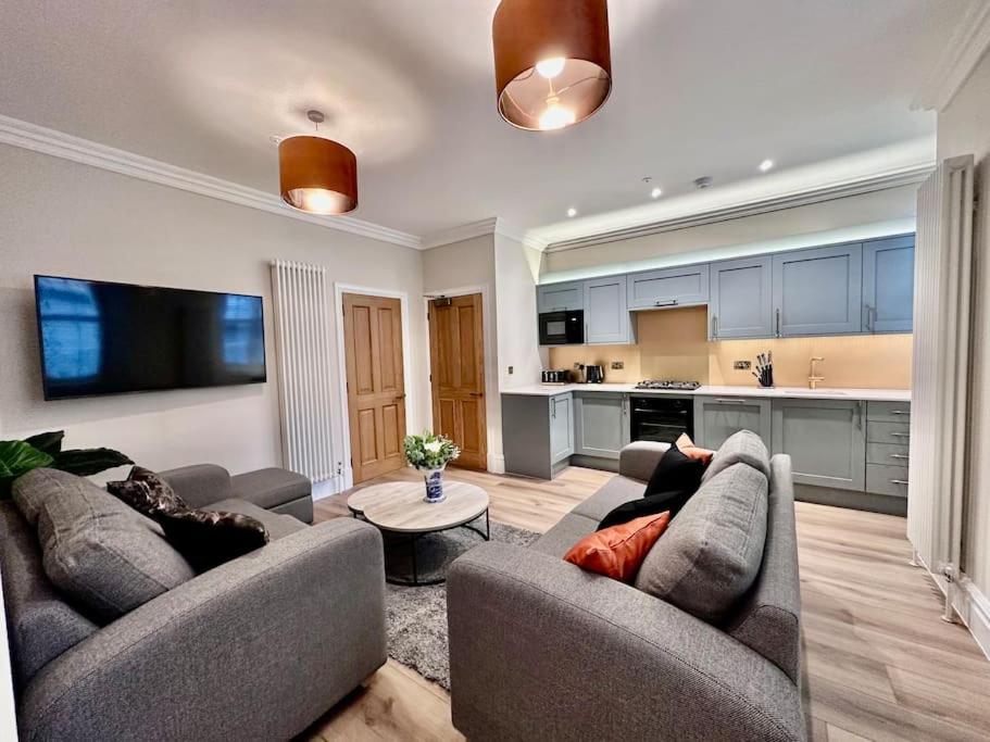 Spectacular 2 bed, 2 bath in Edinburgh City Centre view 4