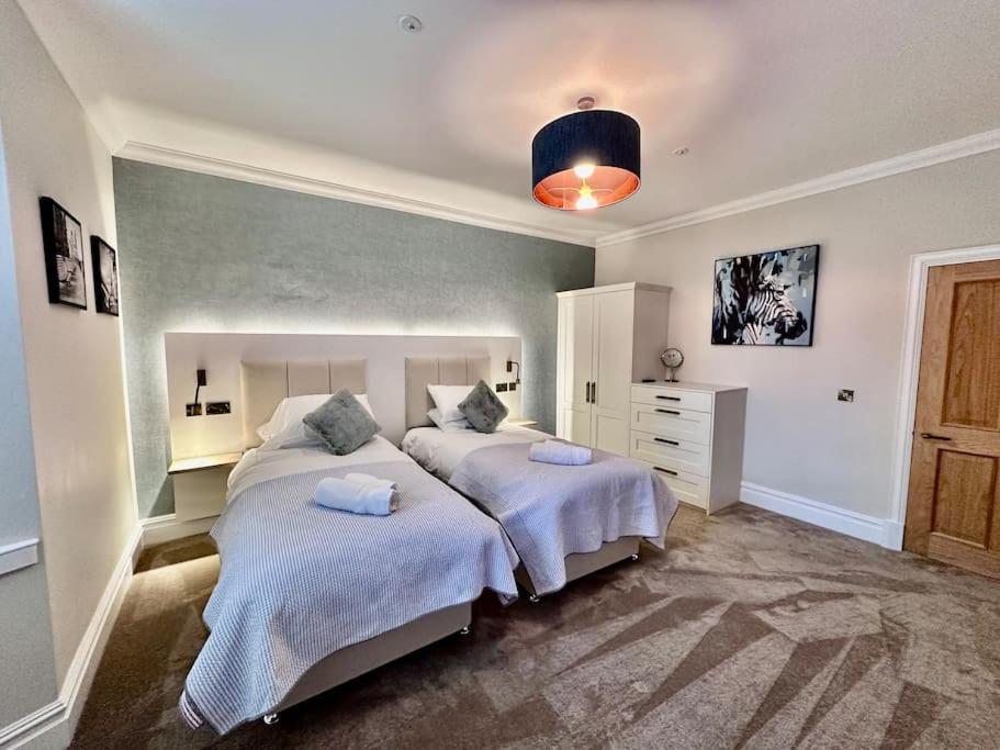 Spectacular 2 bed, 2 bath in Edinburgh City Centre view 5