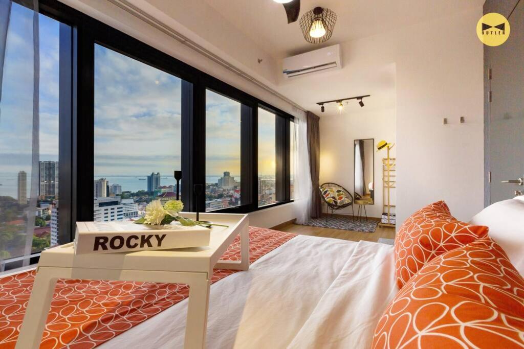 Seaview Sunrise 1BR at Tropicana 218 at Central Location & Food Hunt Friendly photo 1