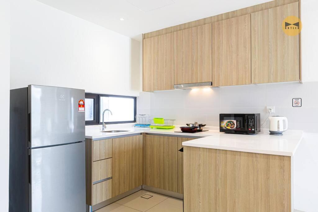 Spacious 3BR in Tropicana 218 at Central Location & Food Hunt Friendly photo 8