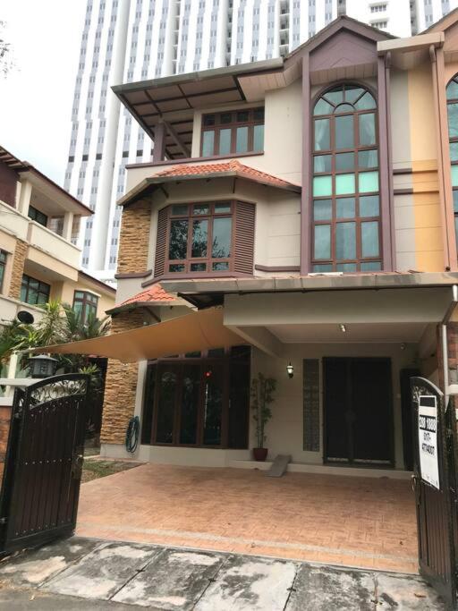 Beachside Bliss 4BR Home with Bathtub, 5-Min Walk to Batu Ferringhi Beach photo 1