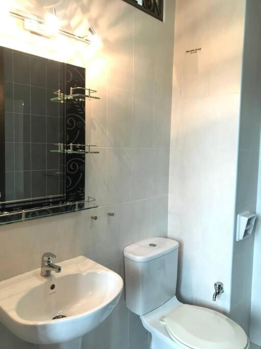 Beachside Bliss 4BR Home with Bathtub, 5-Min Walk to Batu Ferringhi Beach photo 2