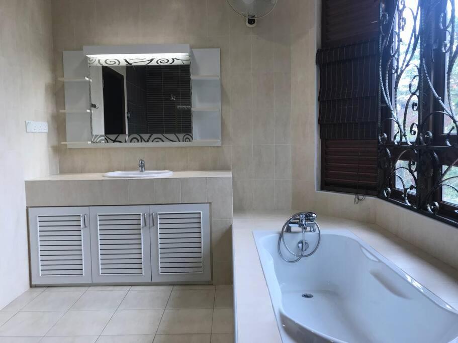 Beachside Bliss 4BR Home with Bathtub, 5-Min Walk to Batu Ferringhi Beach photo 3