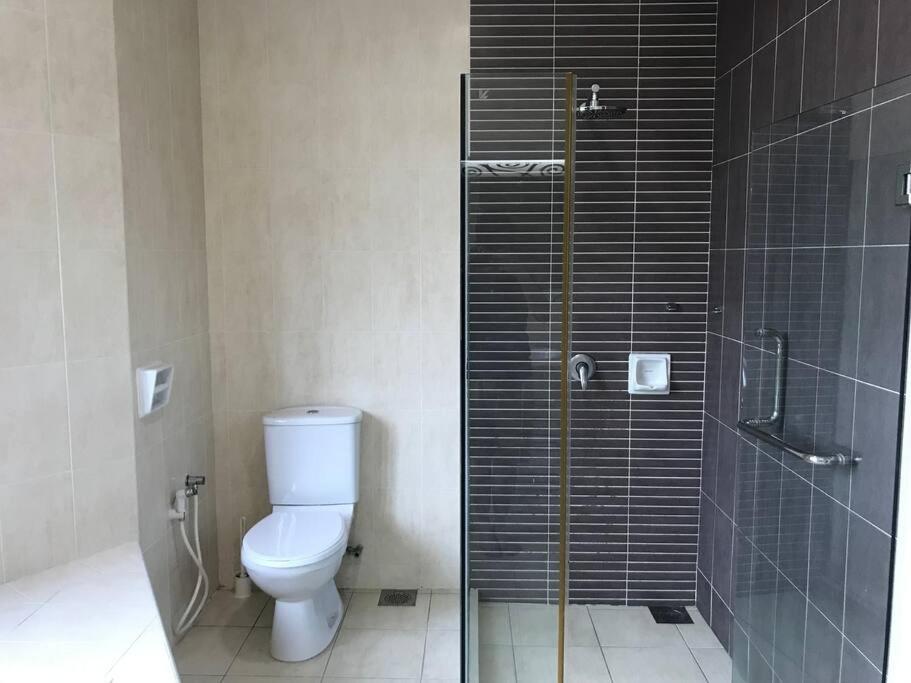 Beachside Bliss 4BR Home with Bathtub, 5-Min Walk to Batu Ferringhi Beach photo 4