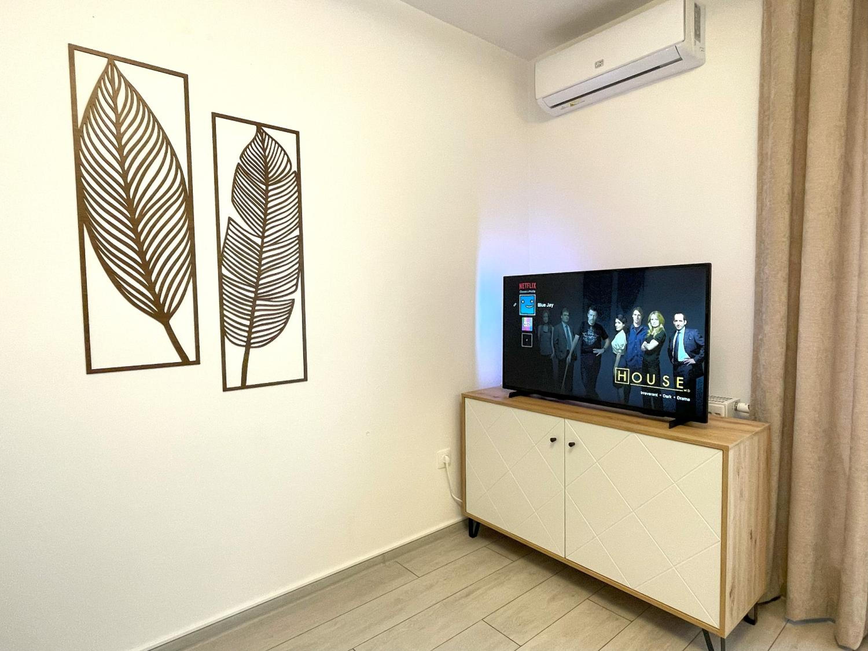 Blue Jay's Nest — AC & Stylish Terrace view 5