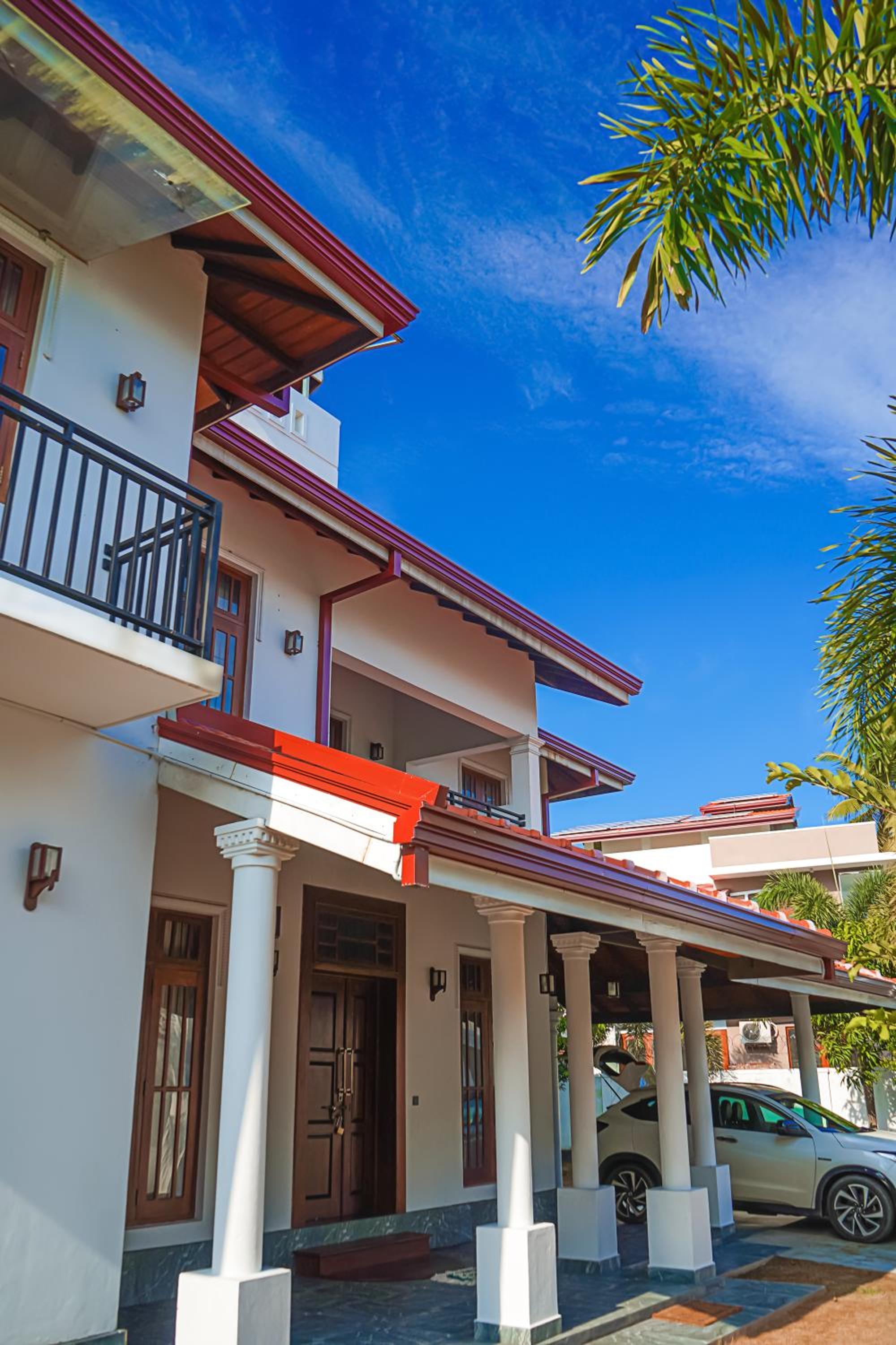 Hotel Style Airport Villa view 2