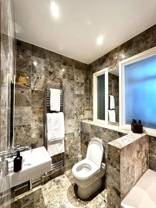 Central Large Stylish 2Beds 2Baths With Private Patio