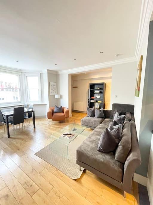 Central Large Stylish 2Beds 2Baths With Private Patio