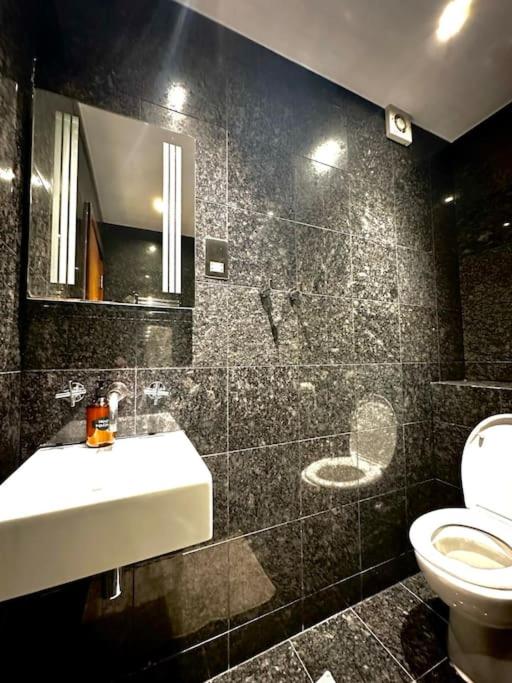 Central Large Stylish 2Beds 2Baths With Private Patio