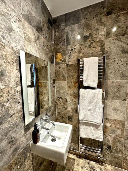 Central Large Stylish 2Beds 2Baths With Private Patio