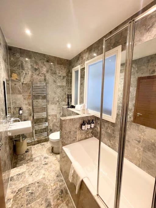 Central Large Stylish 2Beds 2Baths With Private Patio