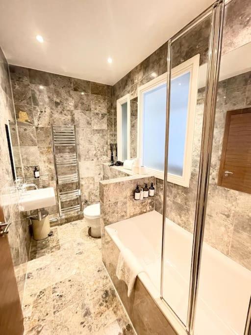 Central Large Stylish 2Beds 2Baths With Private Patio