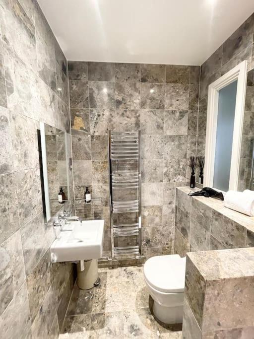 Central Large Stylish 2Beds 2Baths With Private Patio