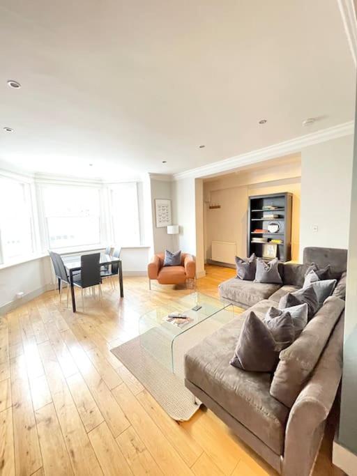 Central Large Stylish 2Beds 2Baths With Private Patio