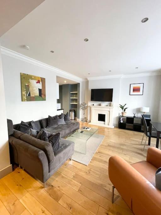 Central Large Stylish 2Beds 2Baths With Private Patio