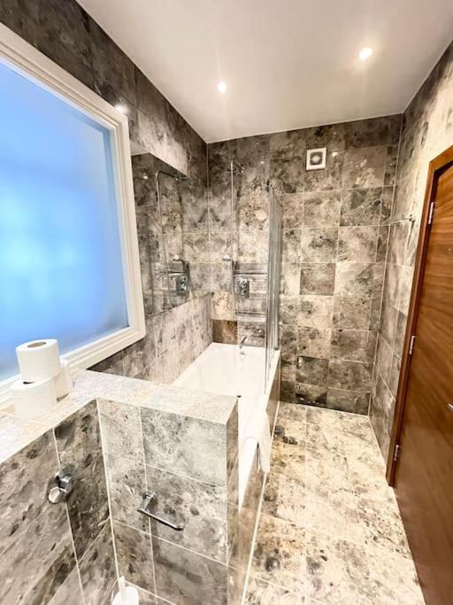 Central Large Stylish 2Beds 2Baths With Private Patio