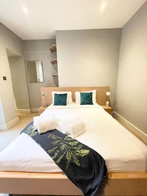 Central Large Stylish 2Beds 2Baths With Private Patio