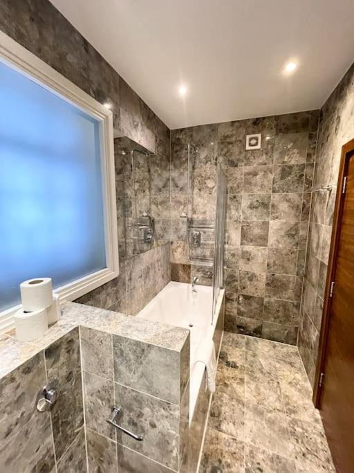 Central Large Stylish 2Beds 2Baths With Private Patio
