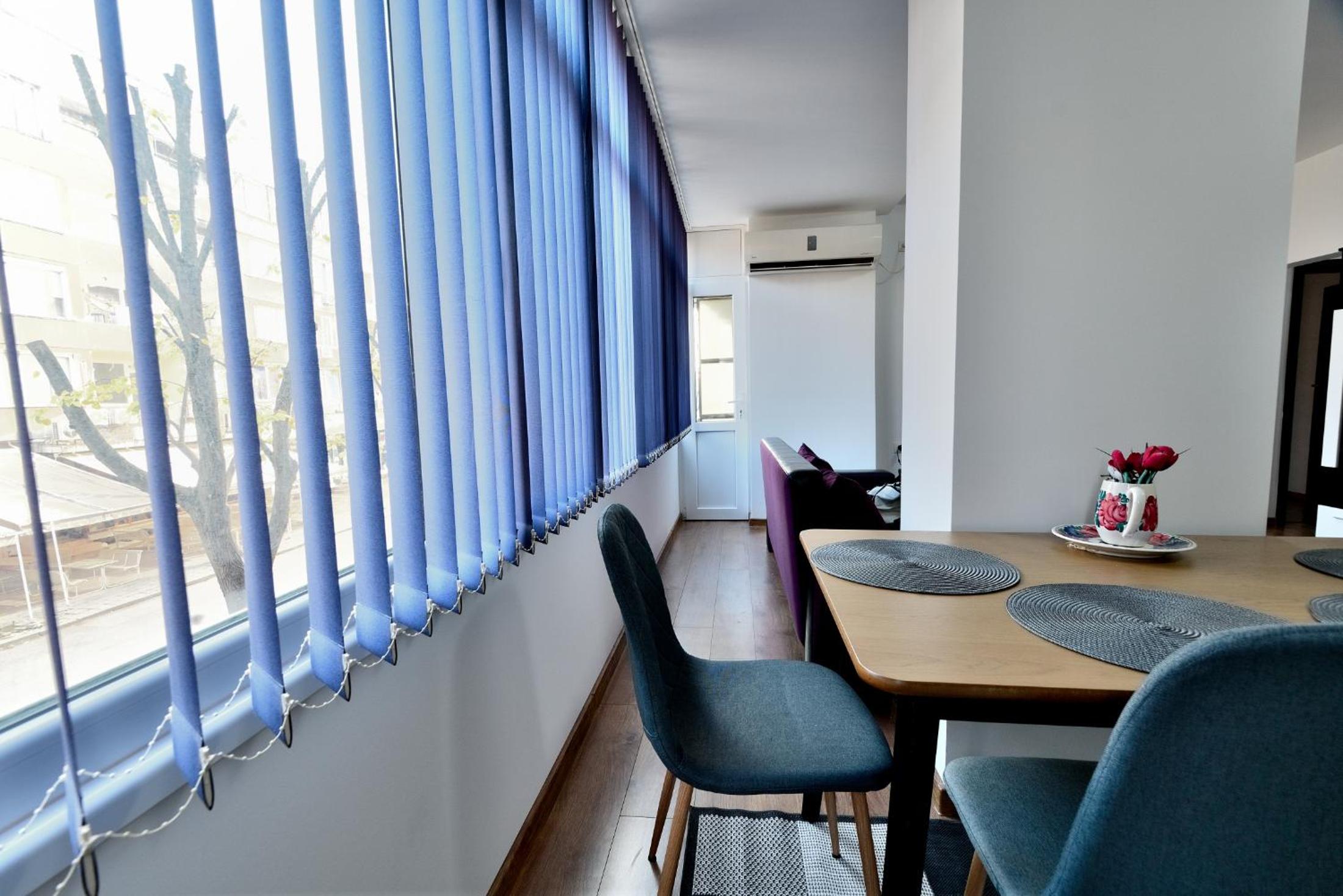 Downtown Apartment By the Lindens