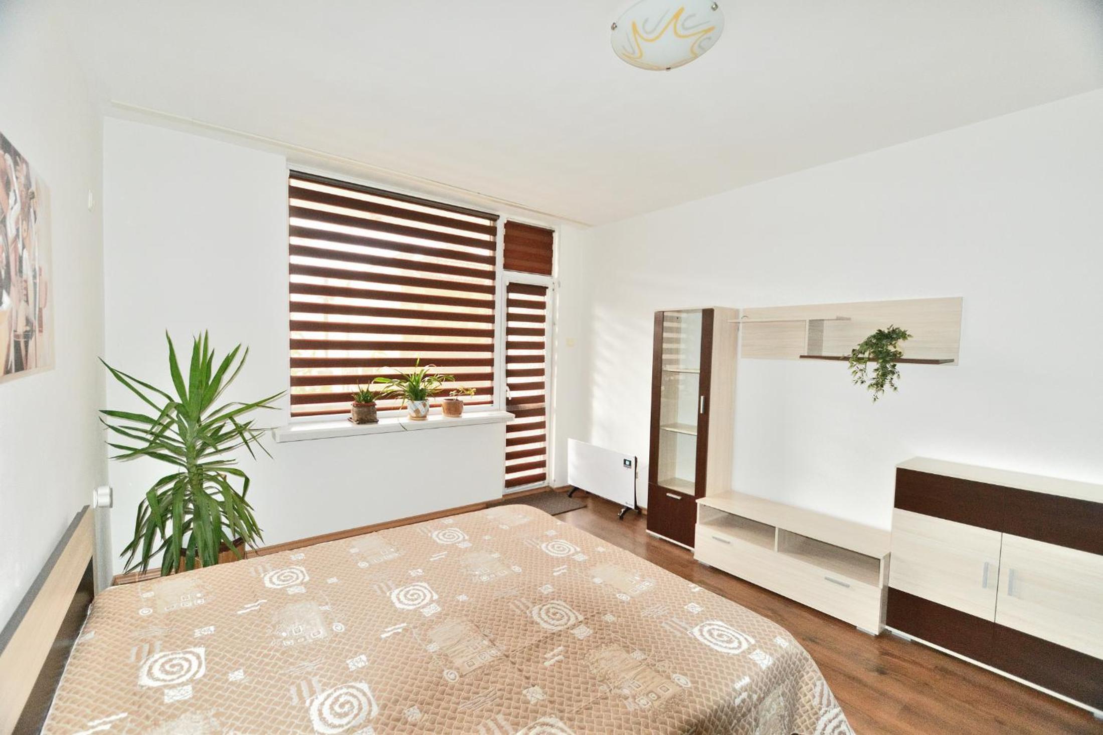 Downtown Apartment By the Lindens