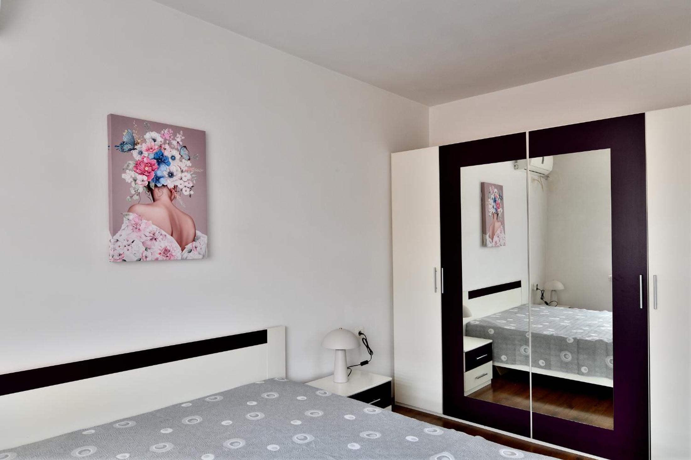 Downtown Apartment By the Lindens