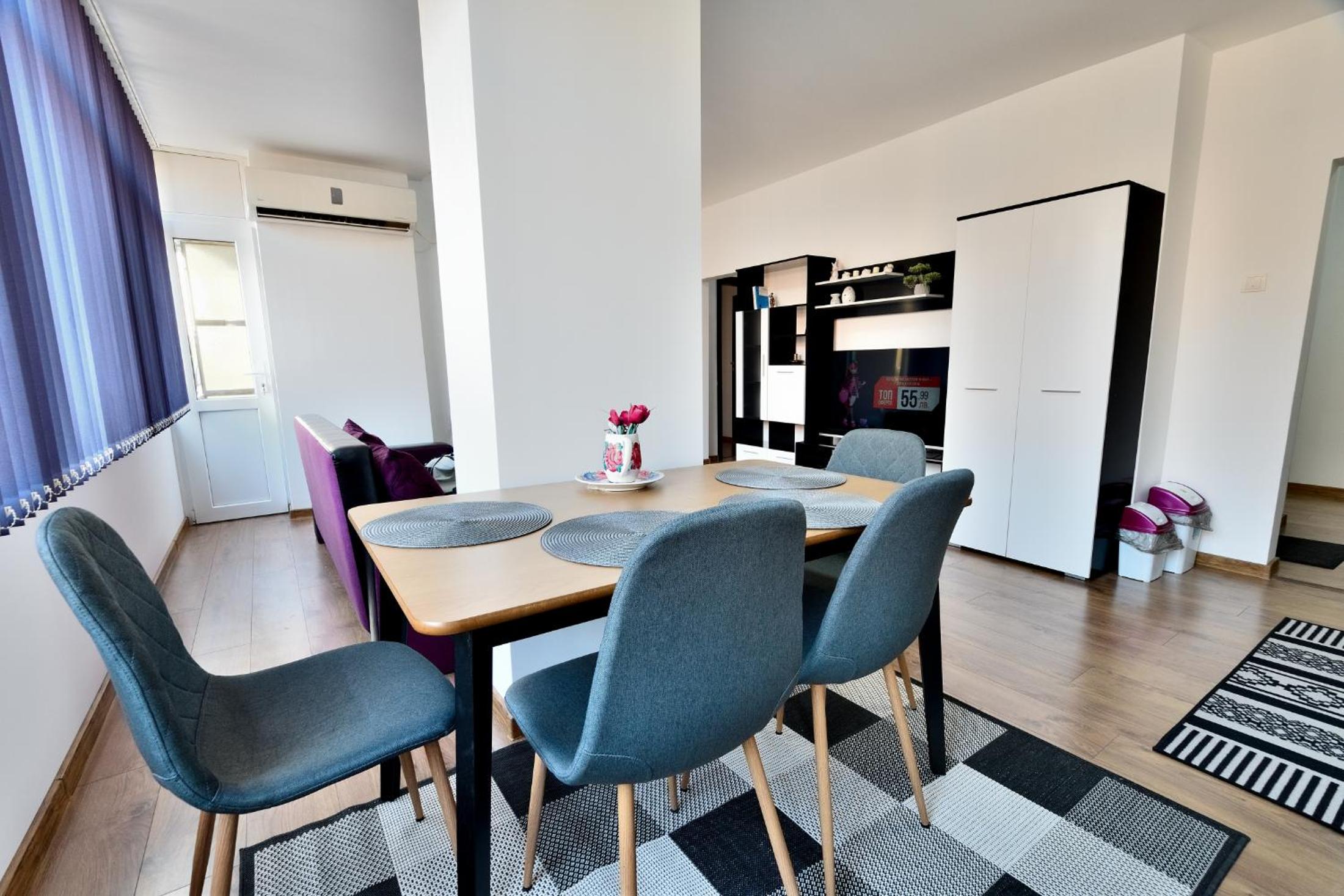 Downtown Apartment By the Lindens