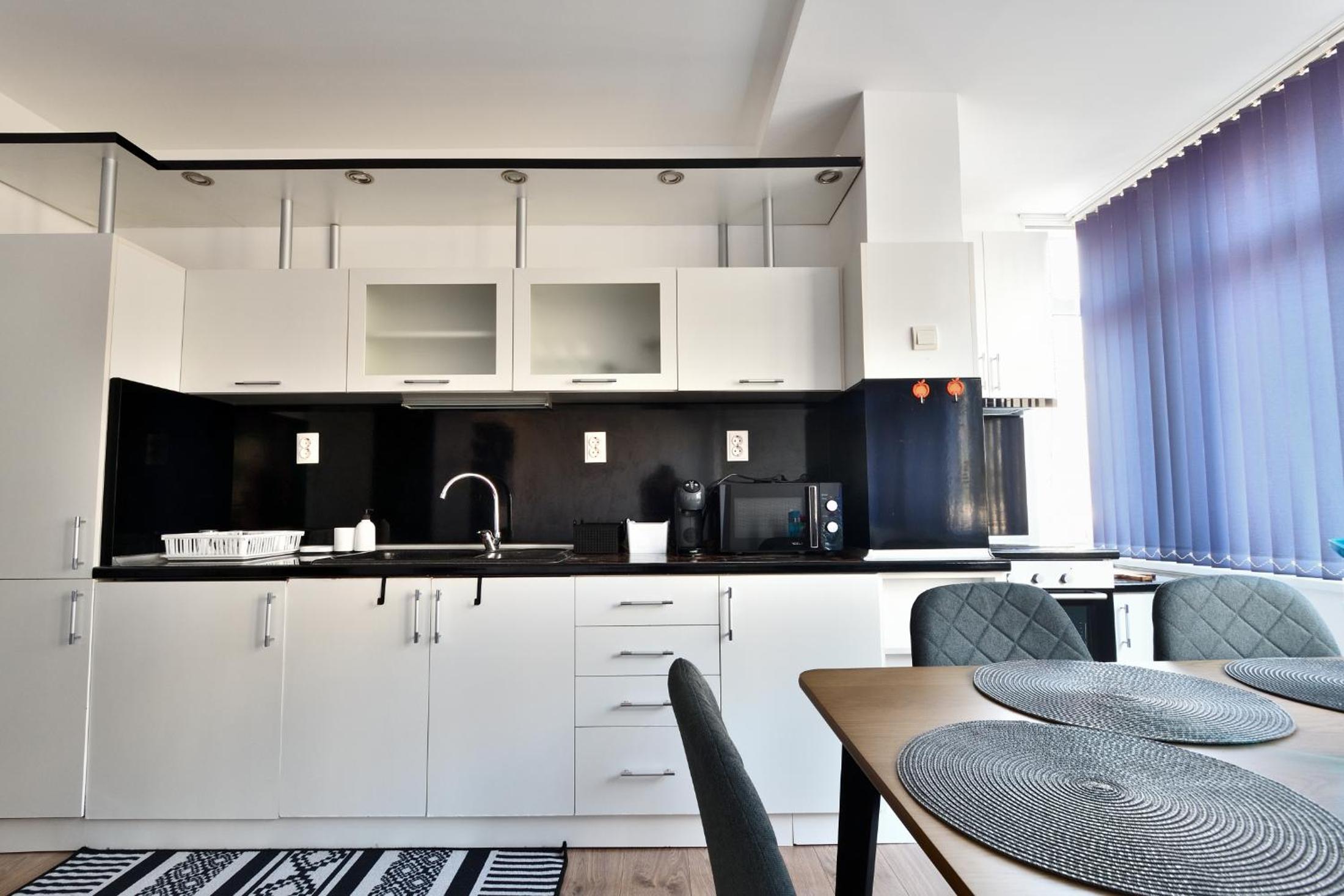Downtown Apartment By the Lindens