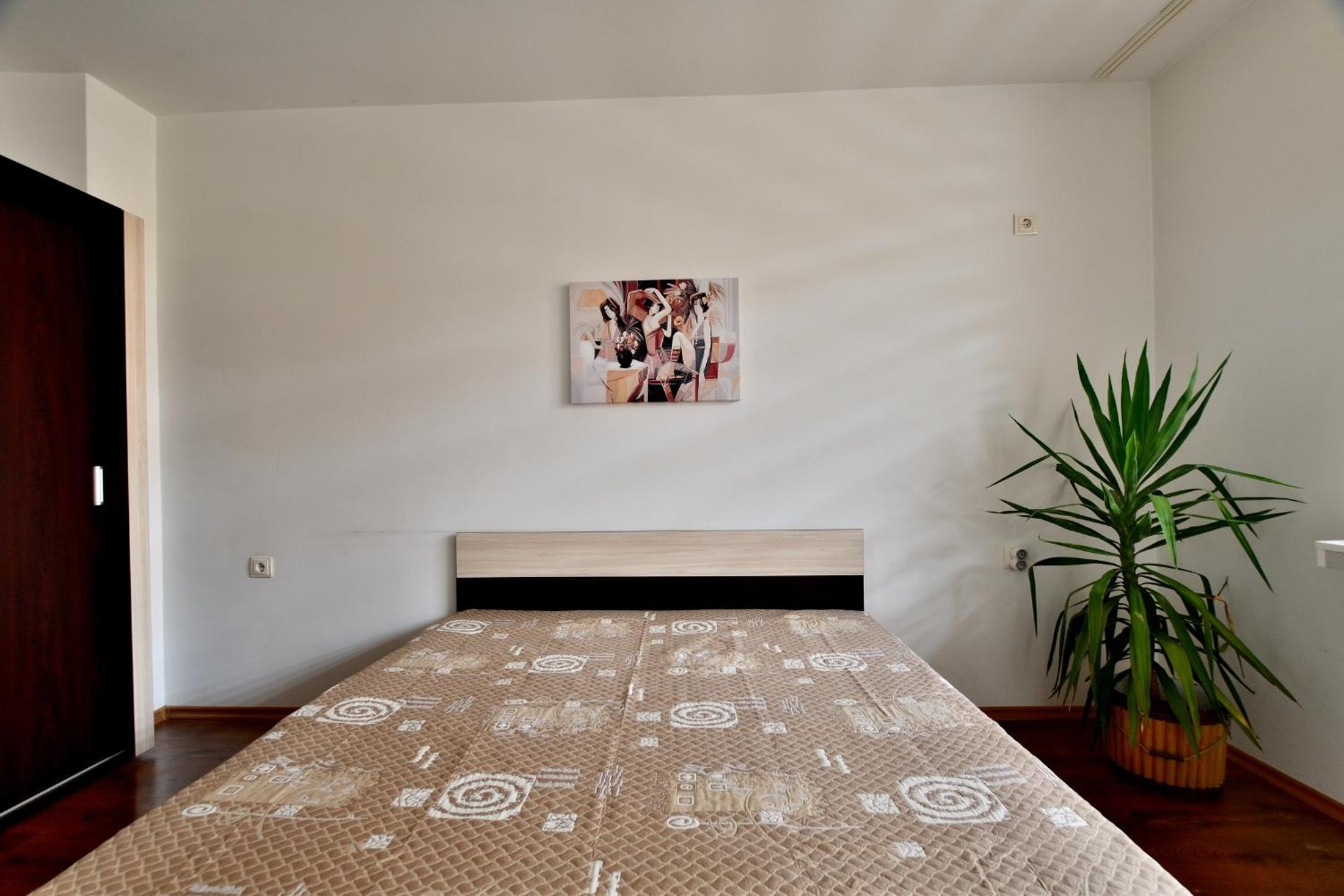 Downtown Apartment By the Lindens