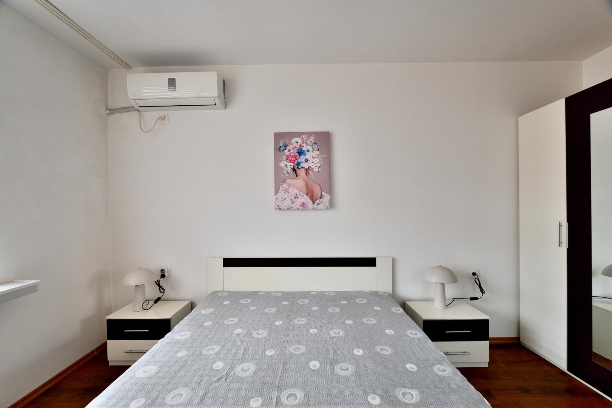 Downtown Apartment By the Lindens