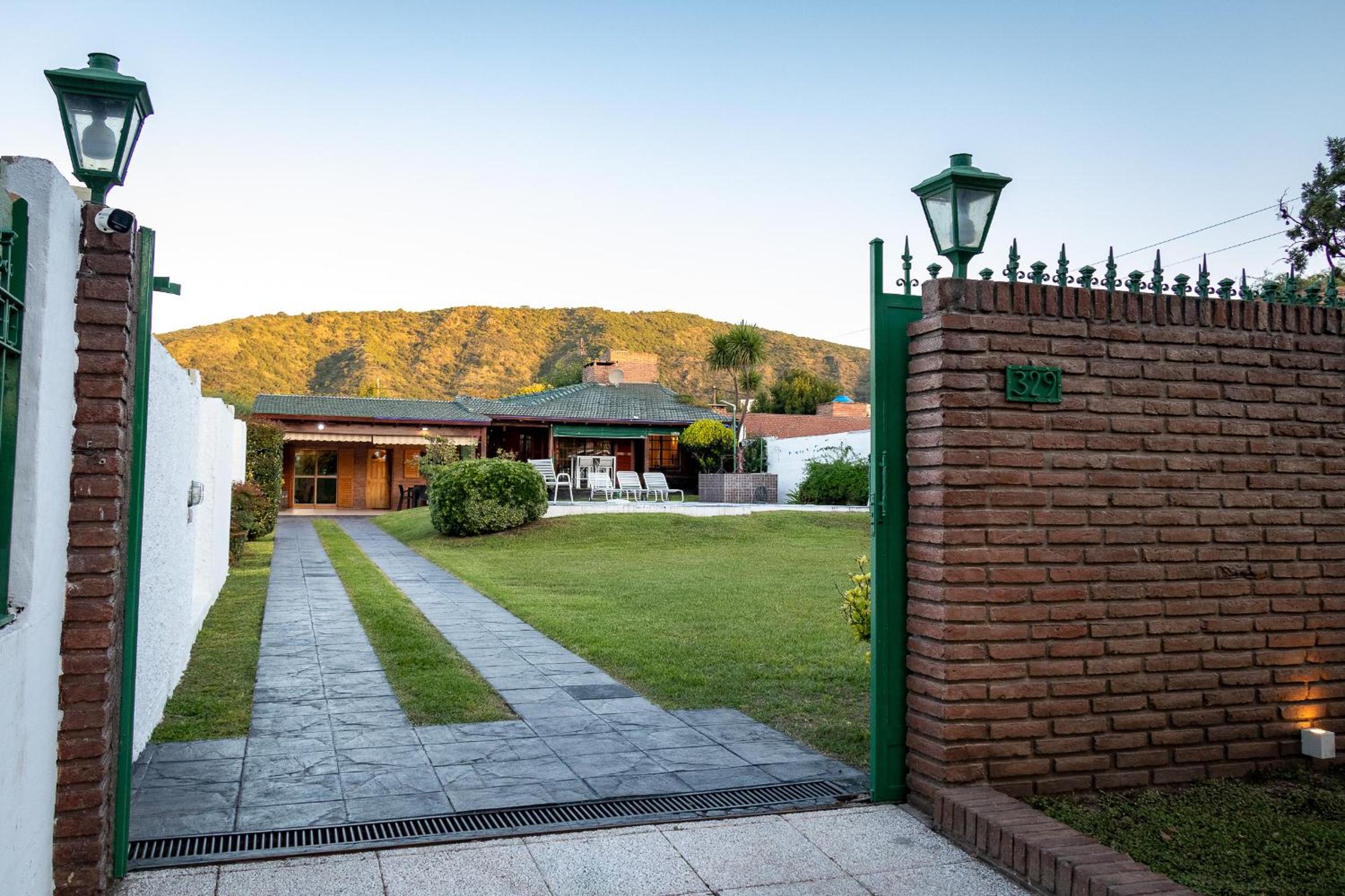 Casa con pileta exclusiva a 3 cuadras de la costanera Villa Carlos Paz IG alquilervillacarlospaz