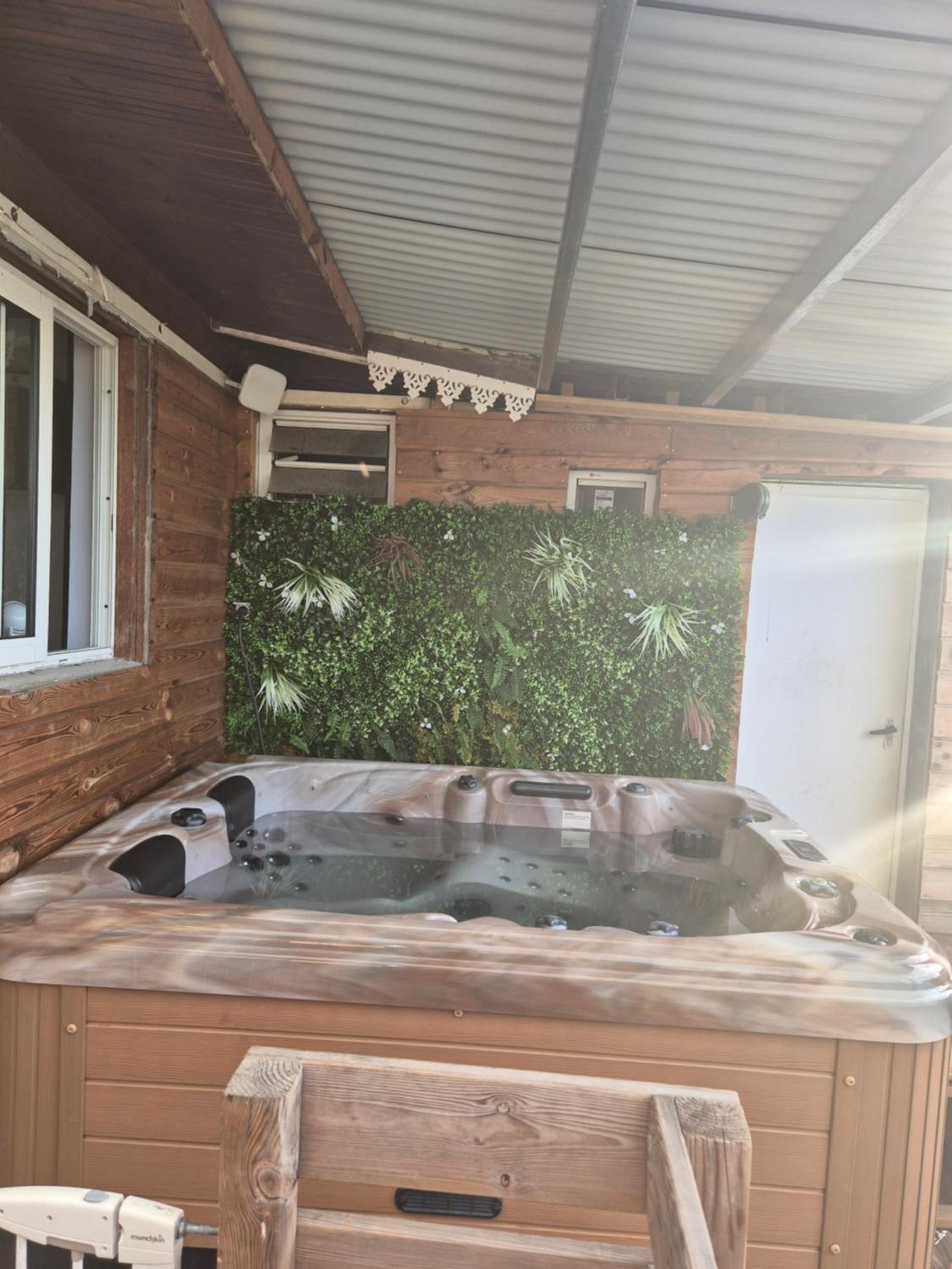 Maison avec piscine chauffée, jacuzzi et sauna 6 chambres view 3
