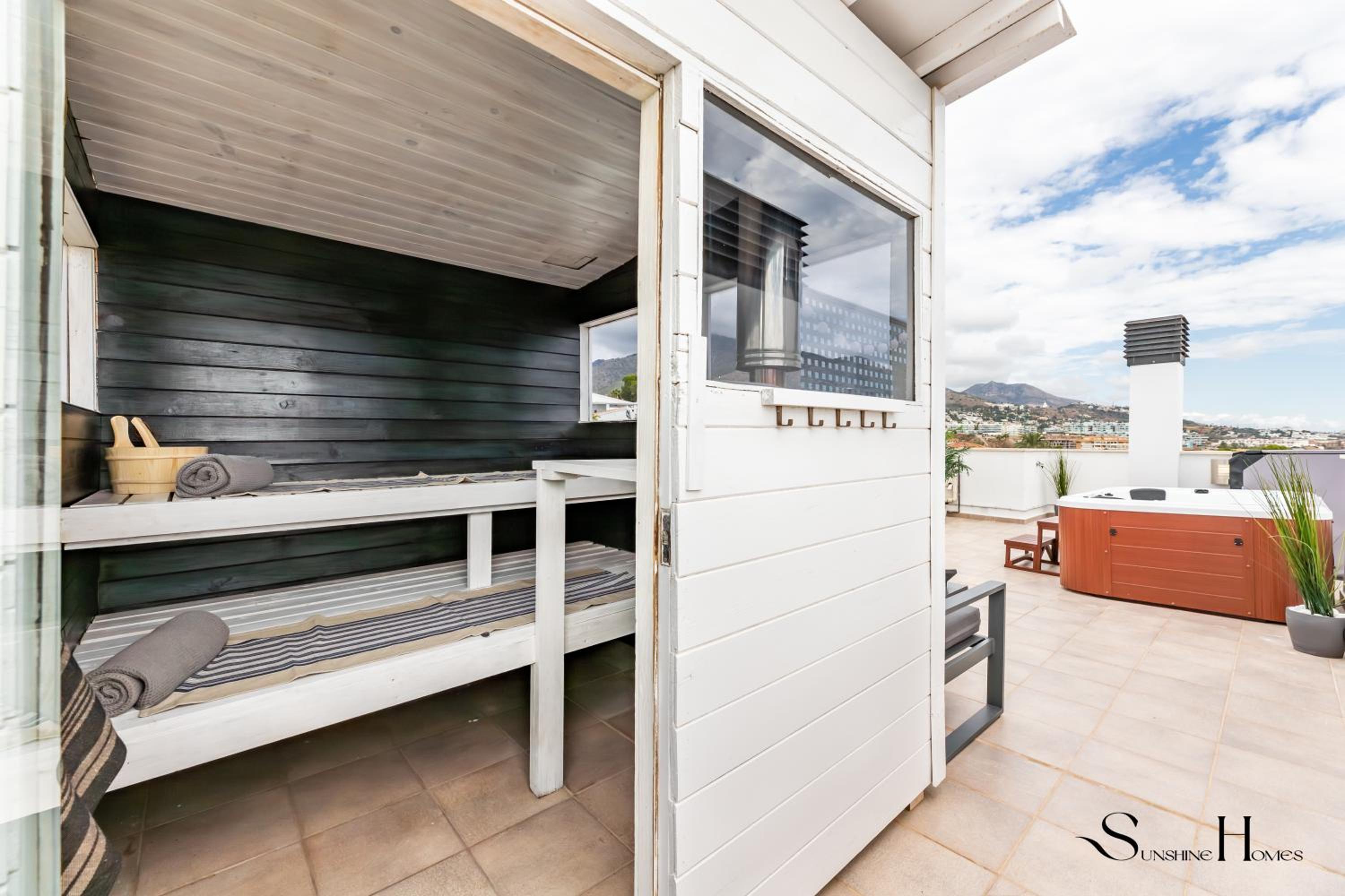 Luxury townhouse with rooftop sauna & Jacuzzi