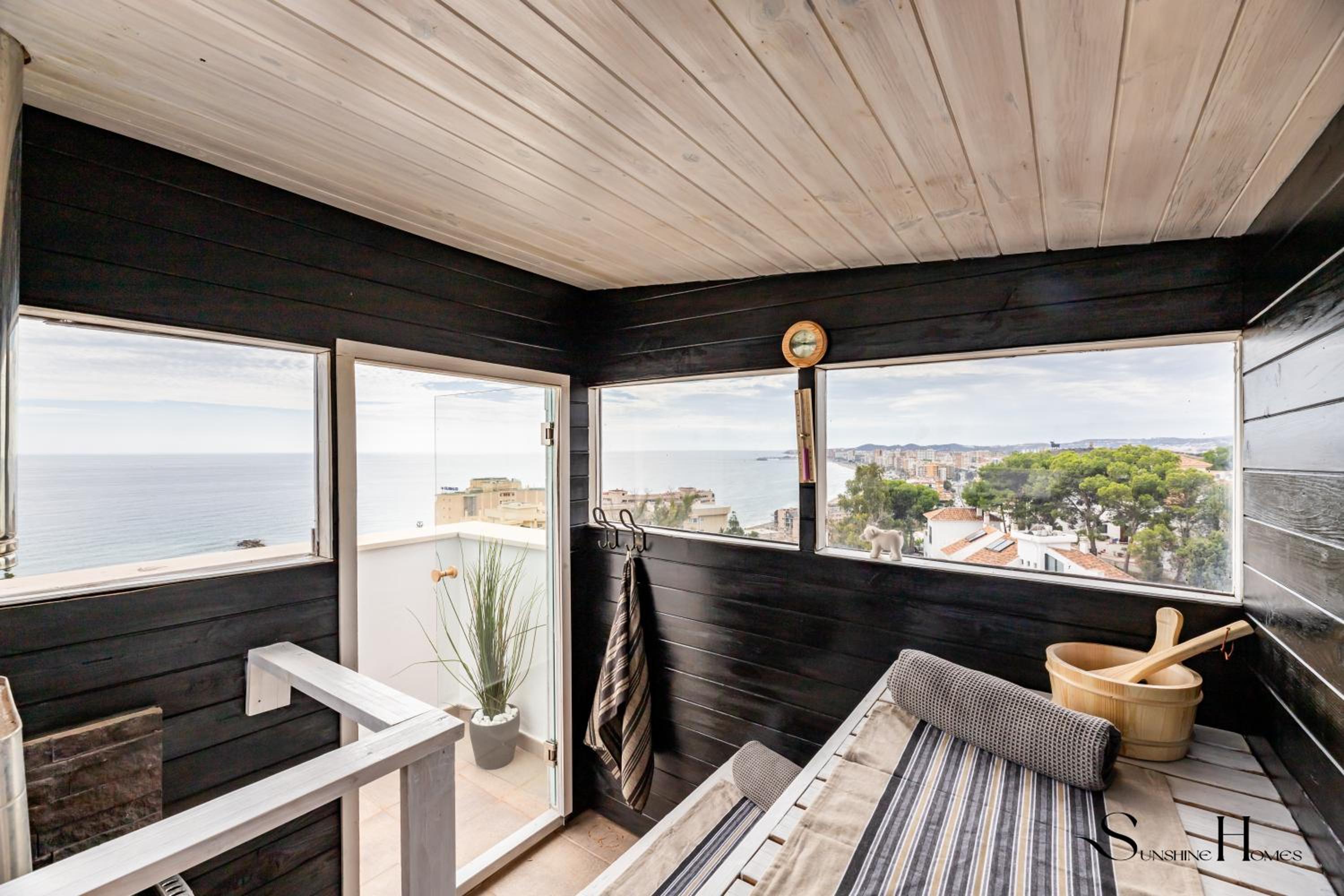 Luxury townhouse with rooftop sauna & Jacuzzi