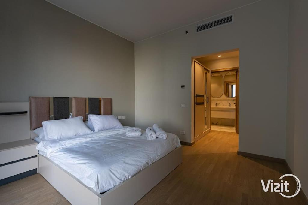 VIZIT 2BR in Aeon Towers