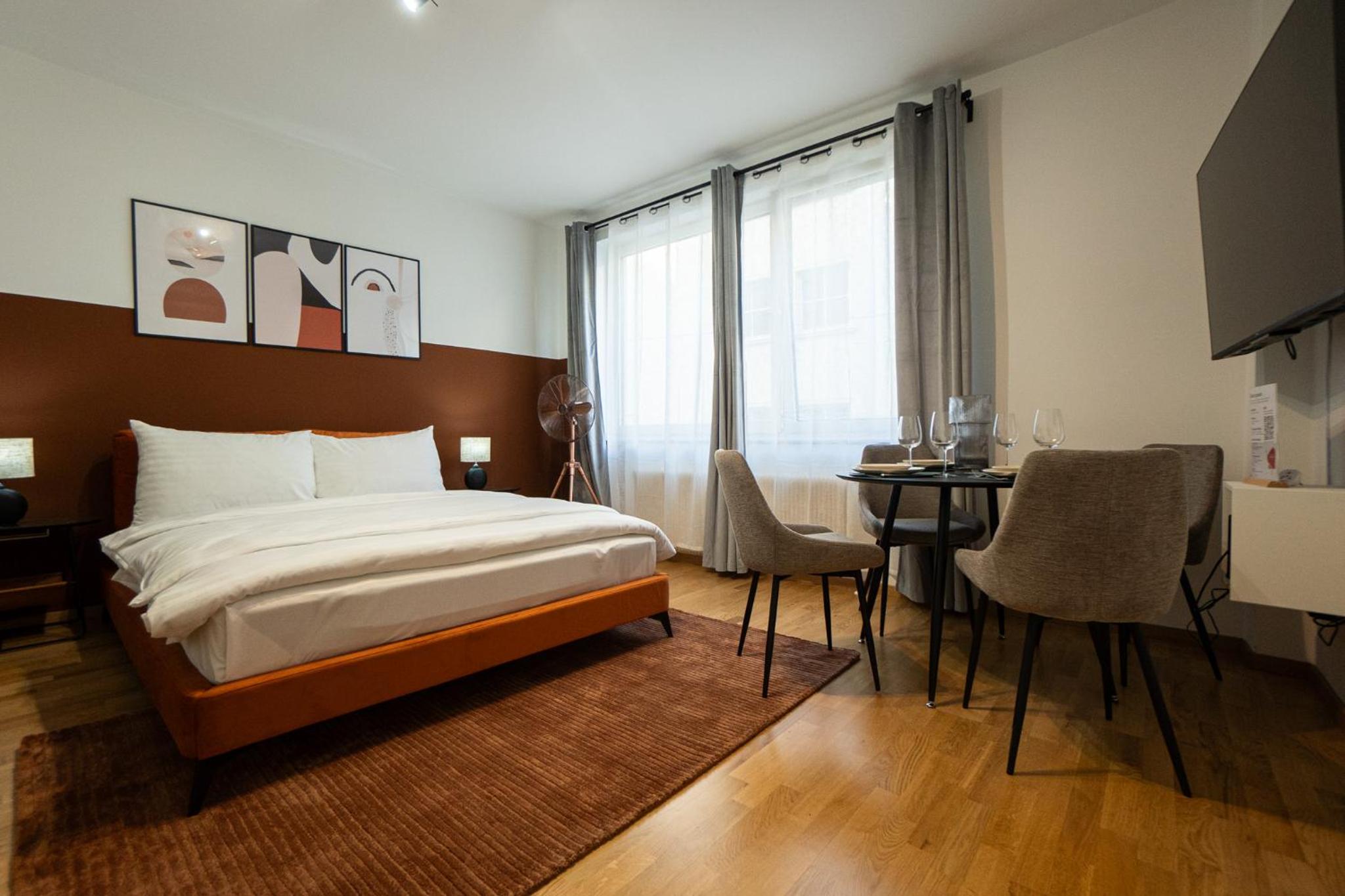 Spacious studio in prime location with queen bed